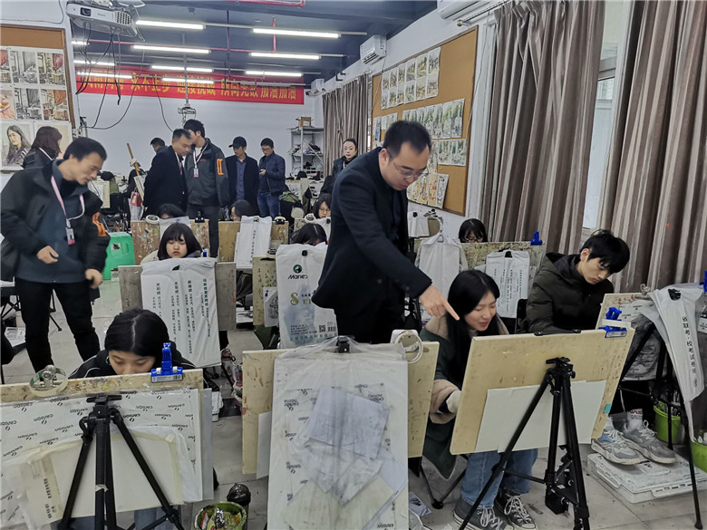 高2018級(jí)年級(jí)組前往重慶龍行藝術(shù)學(xué)校慰問應(yīng)屆高三藝考學(xué)生