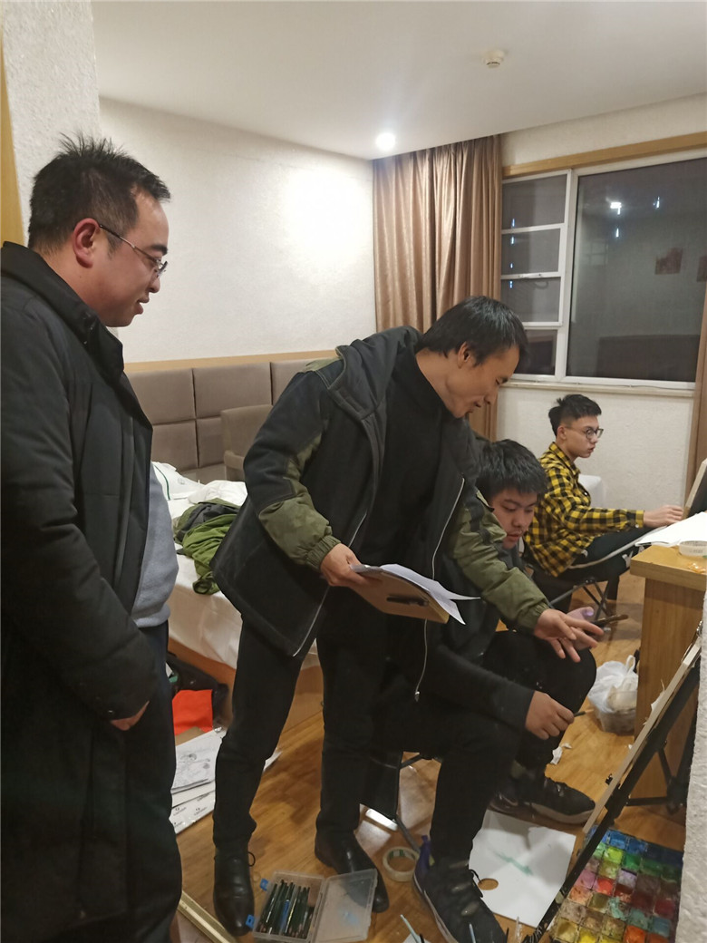 高2018級(jí)教師代表前往綿陽(yáng)集訓(xùn)點(diǎn)為美術(shù)藝考生加油